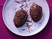 Mousse au Chocolat auf Teller (Aufsicht)