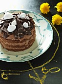 Schokoladen-Minz-Kuchen mit Baisertupfen