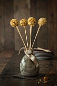 Goat's cheese lollies with honey and walnuts