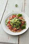 Veganes Avocado-Zucchinitatar mit Chili auf Tomaten & Sprossen