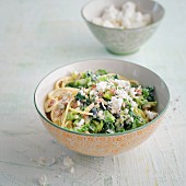Spicy Savoy cabbage with spaghetti and feta cheese