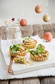 Spicy tartlets with turkey, ricotta, pears and watercress