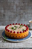 Vegane Mango-Papaya-Torte mit Kokos und frischen Himbeeren