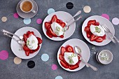 Joghurt-Limetten-Schaum mit frischen Erdbeeren