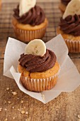 Bananen-Toffee-Cupcakes mit Schokoladen-Topping