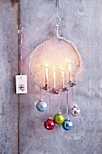 Bügel-Kerzenhalter mit glitzernden, bunten Weihnachtskugeln