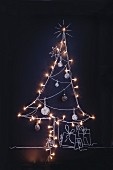 Wandtafel mit Kreide-Weihnachtsbaum, Lichterkette & Weihnachtskugeln
