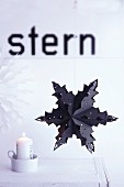 Black Star: Scherenschnitt zu einem Stern gefaltet als Weihnachtsdeko