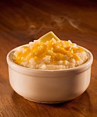 Hot grits with cheese and butter (USA)