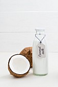 Kokosmilch in einer Glasflasche mit Etikett