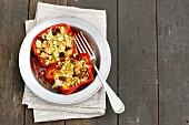 Gefüllte Paprika mit Couscous, Rosinen, getrockneten Tomaten und Feta