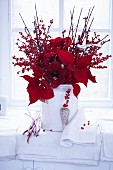 Roter Winterstrauss aus Ilexbeeren, Amarillis & Weihnachtssternblüten