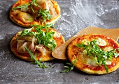 Quick mini pizzas with rocket and Parma ham