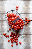 Tomatoes in a wire basket (seen from above)
