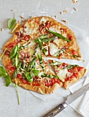 Pizza Quattro Formaggi with green asparagus and comté