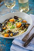 Spaghetti with mussels, carrots and white wine
