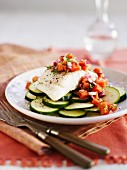 Kabeljaufilet mit Papaya-Salsa auf Zucchinischeiben