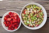 Erdbeeren & Rhabarber, geputzt und in Stücke geschnitten