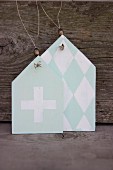 Shabby-chic gift tags decorated with diamon pattern and cross