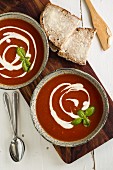 Tomatensuppe mit Sherry, Creme fraiche und Basilikum