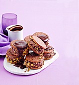 Schokoladeneis-Sandwiches mit Crunchy und Schokoladensauce