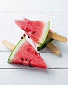 Wassermelonenstücke am Stiel