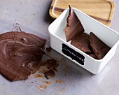 Schokoladenreste in Stücken luftdicht aufbewahren