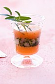 Melonen-Verveine-Süppchen auf Jakobsmuscheltatar und Melonengelee im Glas