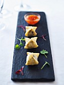 Wontons filled with mushrooms and feta cheese