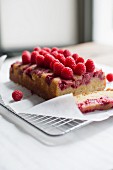 Zitronenkuchen mit Himbeeren, angeschnitten