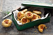 Savoury walnut biscuits with chives