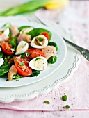 Spinach salad with smoked salmon, tomatoes and quail's eggs