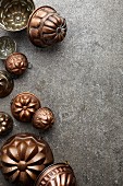 Verschiedene Back- & Puddingformen aus Kupfer (Aufsicht)