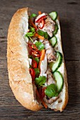 Banh Mi (Sandwich mit Schweinefleisch, frischen Gurken, Mayonnaise, Peperoni, Pickles und Koriandergrün, Vietnam)
