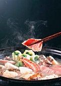 Meeresfrüchteeintopf am Tisch zubereitet (Japan)