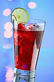 Ein roter Cocktail mit Eiswürfeln & Cocktailkirsche