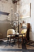 Sessel mit hellem Kunststoffbezug im Fiftiesstil und Holztisch in unrenoviertem Raum, Café Hutmacher, Wuppertal