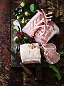 Stillleben mit verschiedenen Fleischstücken vom Schwein