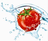 Eine Tomate mit Wassersplash
