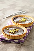 Chocolate tartlets with pistachio nuts