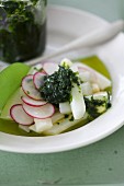 Radieschen-Spargel-Salat mit Bärlauch in Öl
