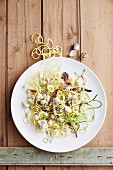 Zucchininudelsalat mit Wachteleiern, Straussen-Biltong, Blauschimmelkäse und Weissweindressing (Südafrika)