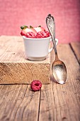 Dessert mit Himbeeren & Erdbeeren in Kaffeetasse