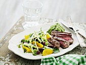 Rindersteak mit Brokkolipüree und Salat mit Orangenfilets