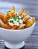 Chips with caviar, crème fraîche and chives