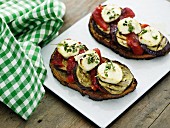 Crostini topped with tomato, aubergines and goat's cheese