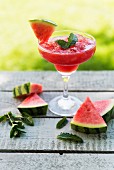 Wassermelonen-Daiquiri auf Gartentisch