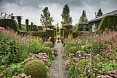 Herbstlicher Garten mit Formschnitt