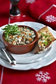 Fischterrine mit Toast zu Weihnachten