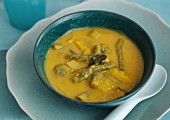 Currysuppe mit Kartoffeln & grünem Spargel